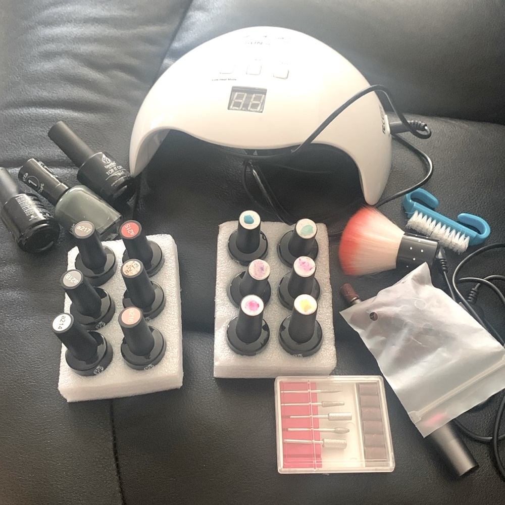 Gel manicure kit with LED light
